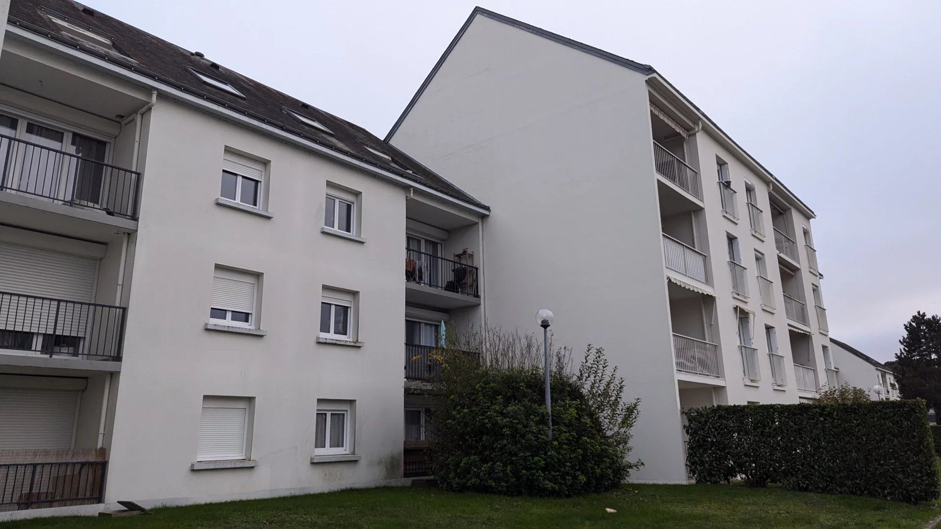 Condominium in Saint-Cyr-sur-Loire, Centre-Val de Loire 12903256