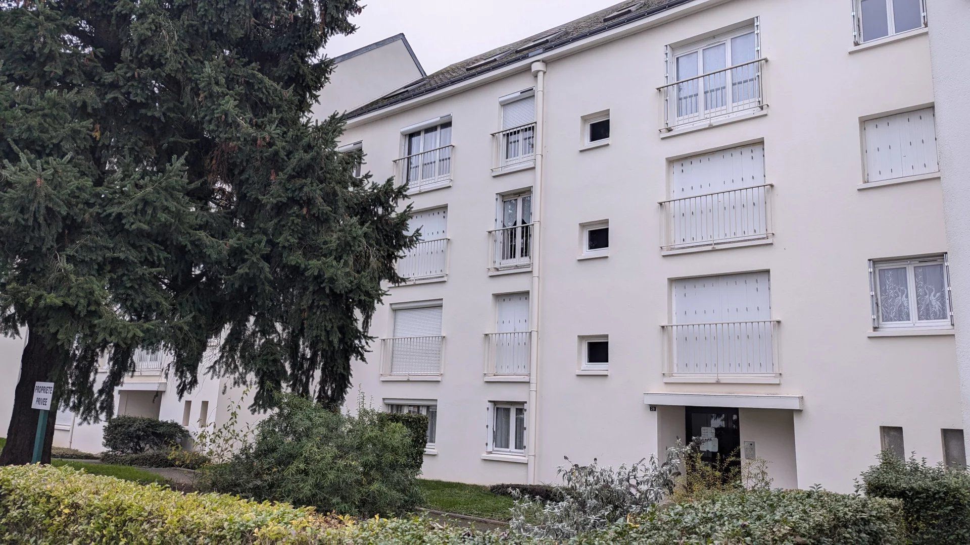 Condominium in Saint-Cyr-sur-Loire, Centre-Val de Loire 12903256