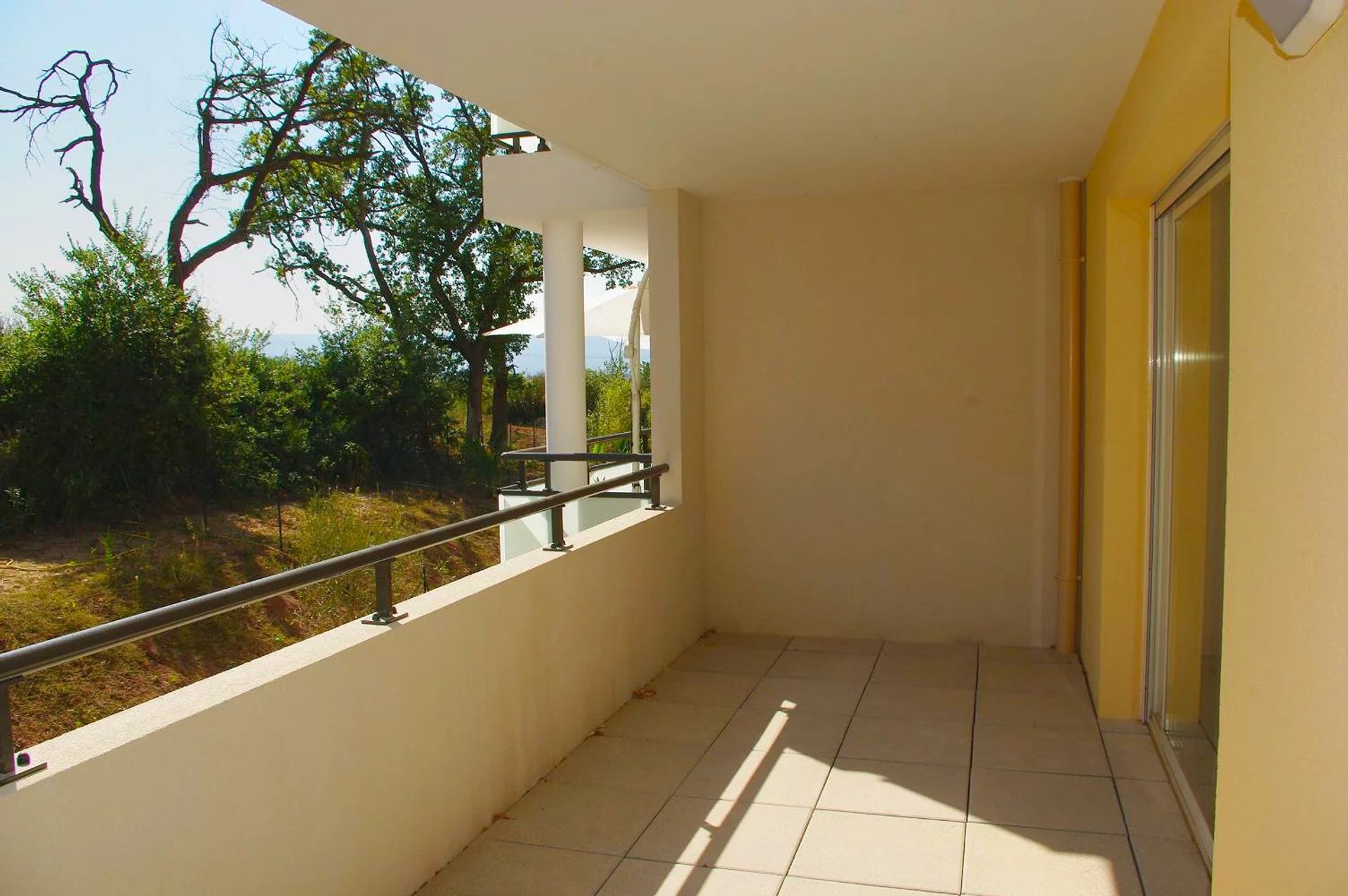 Condominium in Frejus, Provence-Alpes-Cote d'Azur 12903803