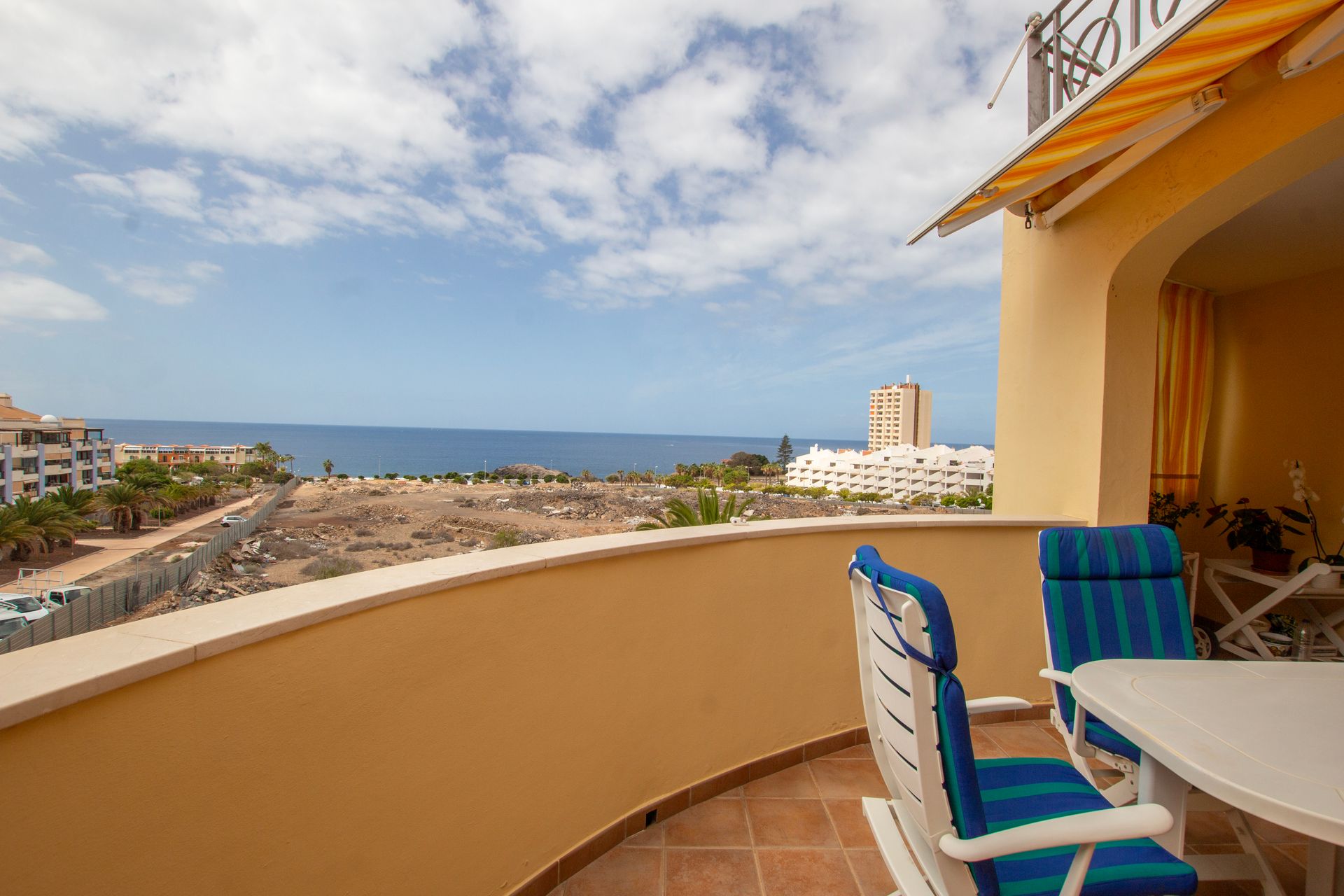 Condominium in Los Cristianos, Canary Islands 12903999