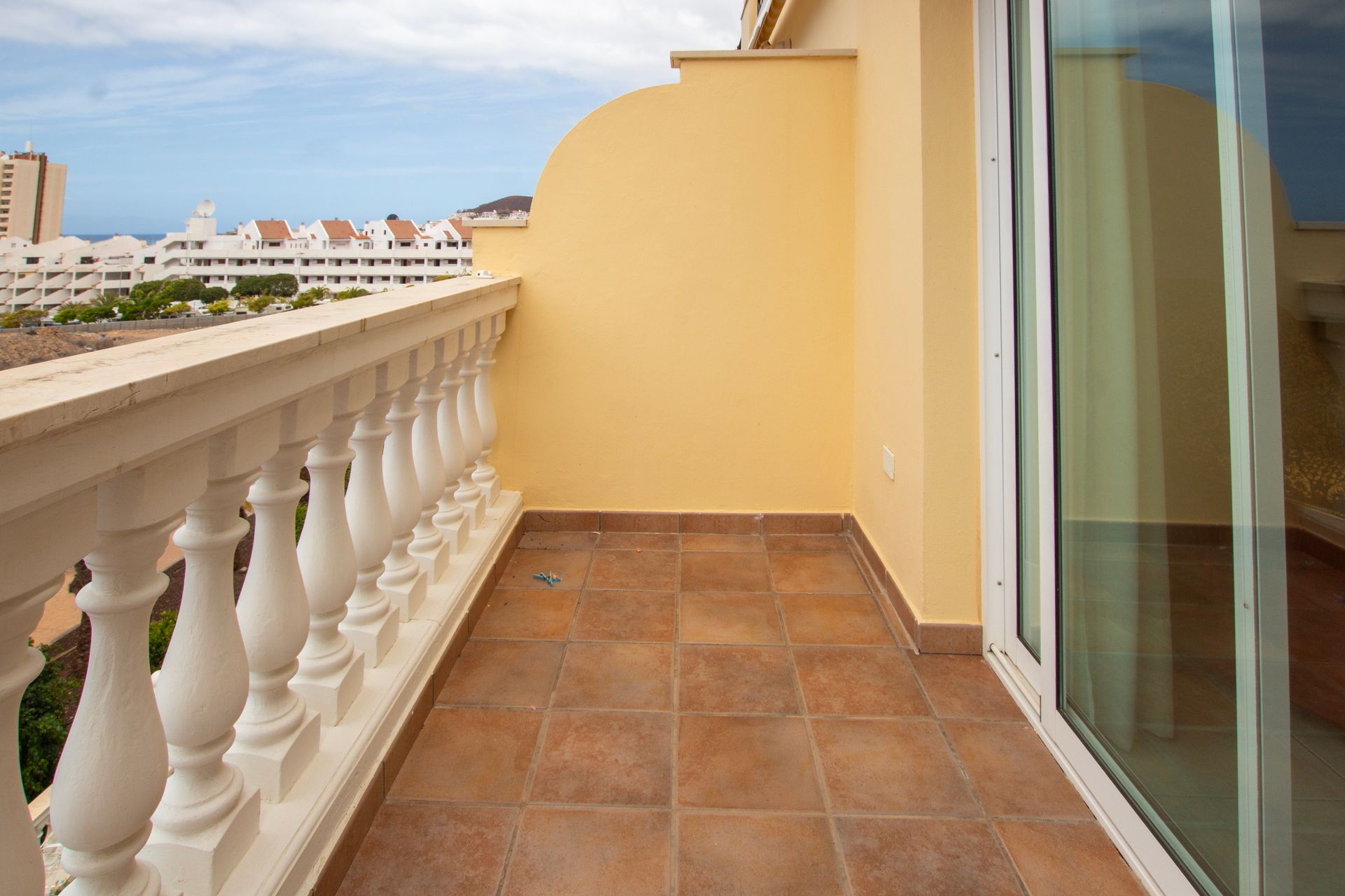 Condominium in Los Cristianos, Canary Islands 12903999